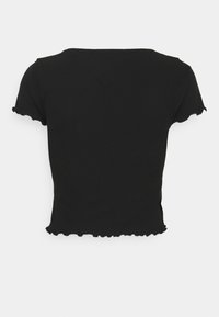 Svart ribbat kortärmat topp med vågkantad fåll och ärmar, med rund halsringning och en figurnära design.