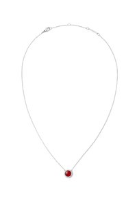 Sølv halskæde med en tynd kæde og en rund, rød ædelsten vedhæng, omkranset af en dekorativ sølvindfatning.