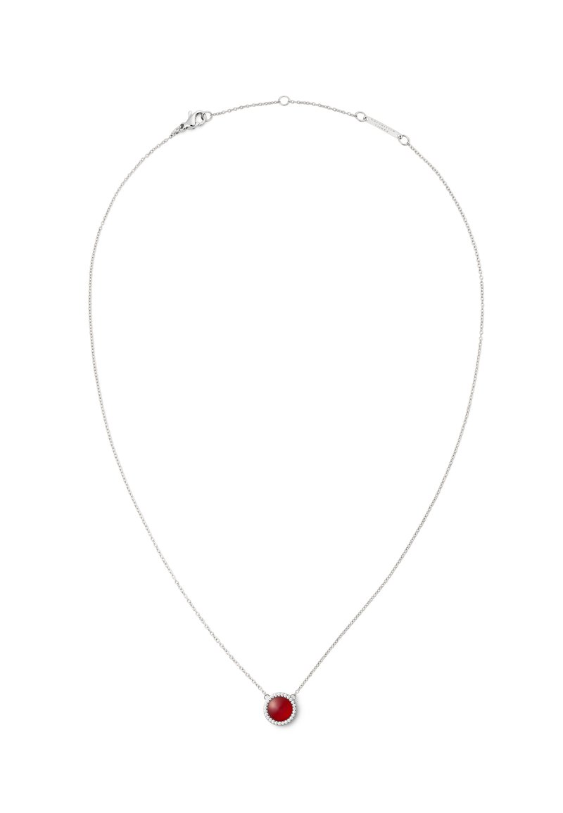 Sølv halskæde med en tynd kæde og en rund, rød ædelsten vedhæng, omkranset af en dekorativ sølvindfatning.
