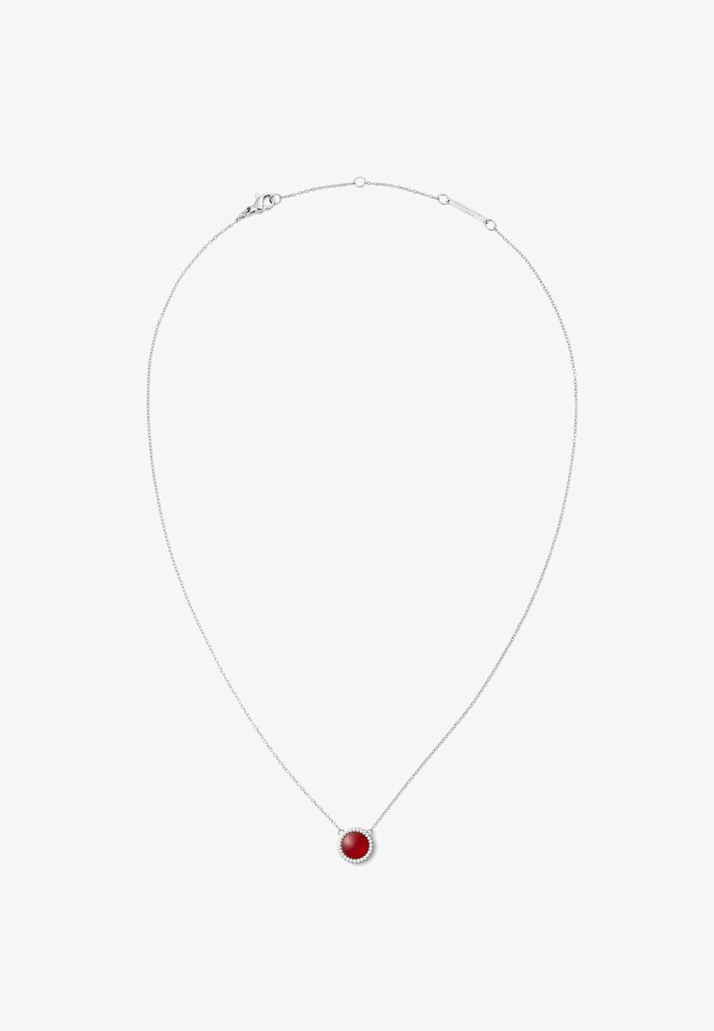 Sølv halskæde med en tynd kæde og en rund, rød ædelsten vedhæng, omkranset af en dekorativ sølvindfatning.