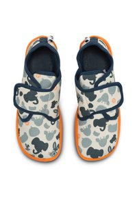 Kinder Schuhe mit einem Obermaterial aus Leinen, das in Grautönen mit Tiermustern auf einem cremefarbenen Hintergrund gestaltet ist, orangefarbenen Gummisohlen und Klettverschlüssen.