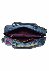 Multi-compartiment tas van blauw leer met bloem ontwerpen. Inclusief een ritsvak en een gestreepte binnenvoering. Accenten van goudkleurige hardware.