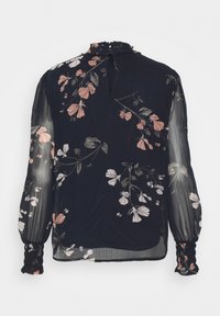 Blusa nera floreale con maniche lunghe trasparenti e scollatura arricciata. Presenta fiori rosa e bianchi con foglie verdi, polsini texture.