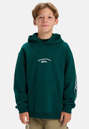 Haut à capuche vert en coton, avec une poche avant et le logo Quiksilver. Longues manches avec des accents graphiques de toile d'araignée argentés de chaque côté.