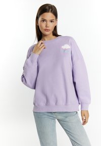 Lila sweatshirt, pamut keverék anyagból, kerek nyakkal, ejtett vállakkal és felhő hímzéssel a bal mellkas területén.