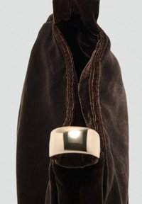 Borsa in velluto marrone con una chiusura metallica elegante. Il tessuto appare morbido con una texture liscia e un design con parte superiore arricciata.