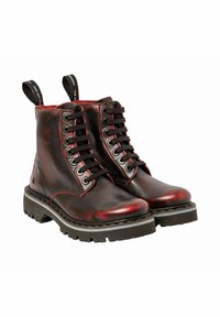 Botas de cuero negras hasta el tobillo con acentos rojos, punta redonda, cordones negros y suela de goma con patrón. Incluyen lengüetas en el cuello.