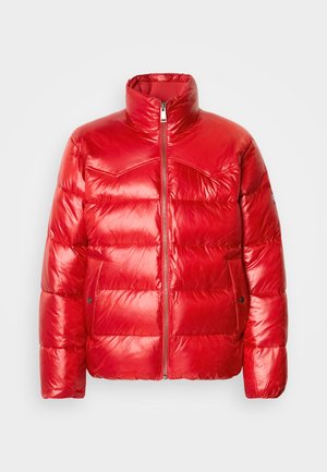 Giacca a vento rossa con finitura lucida, collo alto, chiusura con zip e motivo trapuntato orizzontale; include due tasche laterali.