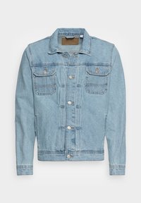 Ljusblå denimjacka med knäppning fram, två bröstfickor och krage. Har en urtvättad textur och synliga sömnadsdetaljer.