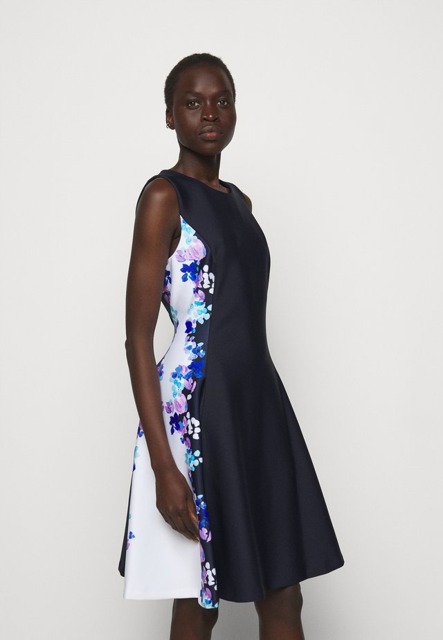 FIT AND FLARE - Sukienka z dżerseju - navy/cream/multi
