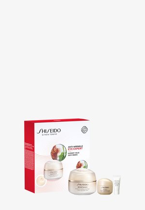 Ensemble de crème contour des yeux anti-rides Shiseido Benefiance avec boîte rouge et blanche, grands et petits pots de crème, et un petit tube.
