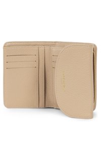 Portafoglio in pelle beige con superficie testurizzata, cinque slot per carte e una tasca con zip. Presenta una patta arrotondata e dettaglio con logo in rilievo.