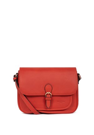 Borsa a tracolla rossa in pelle con chiusura a patta, dotata di una fibbia in tonalità oro e tracolla regolabile. Texture liscia e forma arrotondata.