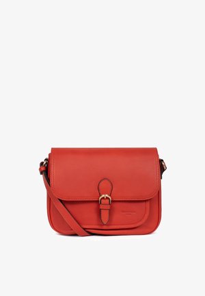 Borsa a tracolla rossa in pelle con chiusura a patta, dotata di una fibbia in tonalità oro e tracolla regolabile. Texture liscia e forma arrotondata.