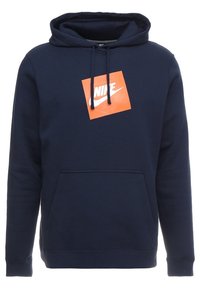 Marinblå hoodie i bomullsblandning, med en orange fyrkantig logotyp på bröstet, justerbar dragsko huva och känguruficka.