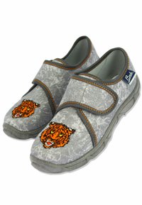 Chaussures en tissu gris avec des coutures orange, ornées d'un visage de tigre brodé sur chaque chaussure. Bandes Velcro pour un maintien sécurisé, semelle texturée.