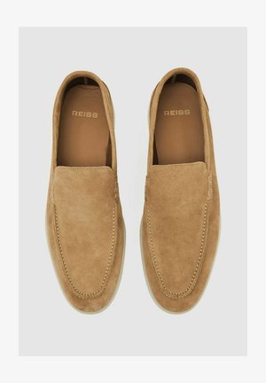 Barna velúr slip-on cipők kerek orral, kontrasztos varrási részletekkel és sima bélésbel. A "Reiss" márkaneve látható.