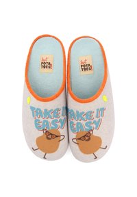 Des chaussons en tissu gris avec des bords orange, présentant une patate de dessin animé portant des lunettes et la phrase "FAIS LE DOUX" en texte bleu et orange.