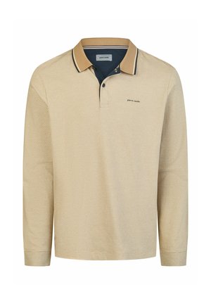 Beige Polohemd mit langen Ärmeln und strukturierter Oberfläche, mit einem camelfarbenen Kragen und einer schwarzen inneren Knopfleiste, versehen mit einem kleinen gestickten Logo auf der linken Brust.