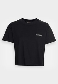 Svart beskuren t-shirt i bomull, med rund hals och korta ärmar, samt en liten märkespatch på vänster bröstområde.