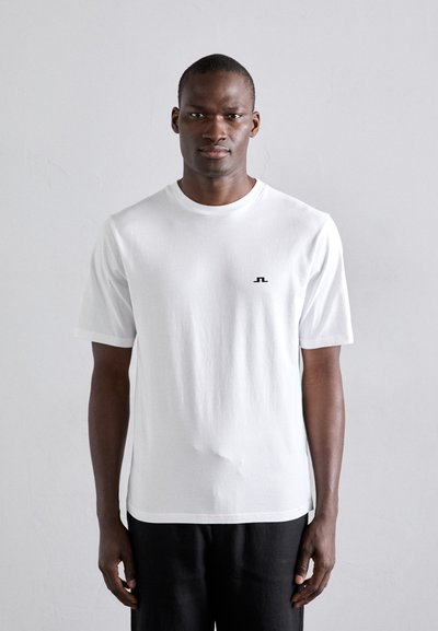 Witte korte mouwen T-shirt van zachte stof, met een ronde hals en een klein zwart logo op de linkerborst. Casual, ontspannen pasvorm.
