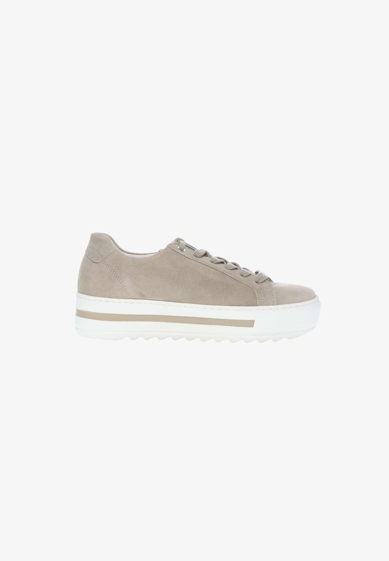 Baskets basses en daim beige avec semelle plateforme blanche, bande beige et lacets, vues de côté gauche sur fond blanc.