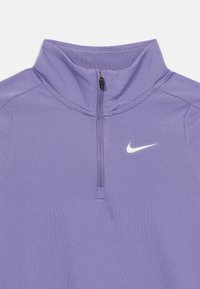 Lilla spordipoolse kraega topp, mis on valmistatud sujuvast kangast, lühi-krae, ees lukk ja rinnal väike valge Nike logo.