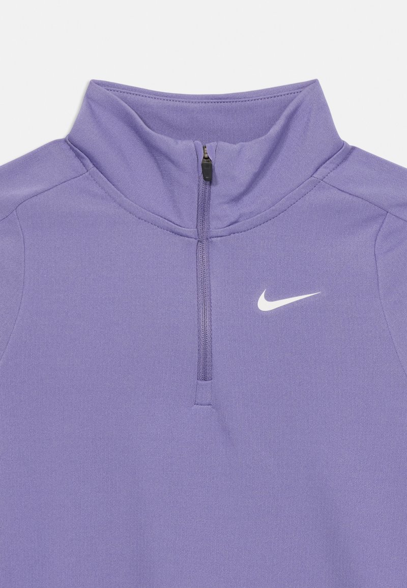 Camiseta deportiva morada de medio cierre hecha de una tela suave, con un cuello corto, una cremallera frontal y un pequeño logotipo blanco de Nike en el pecho.