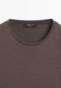 Brun crew-neck t-shirt fra Massimo Dutti, lavet af blødt stof med en glat tekstur og et enkelt design; mærket synligt indeni kraven.