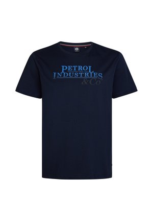 Camiseta de algodón azul marino de manga corta, con un estampado gráfico en azul claro que dice "PETROL INDUSTRIES & Co" en el pecho.