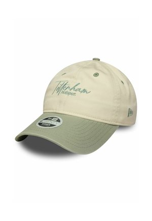 Beige-hellgrüne Baseballkappe mit "Tottenham Hotspur" Stickerei auf der Vorderseite und einem "9TWENTY Women" Aufkleber auf dem Schirm.