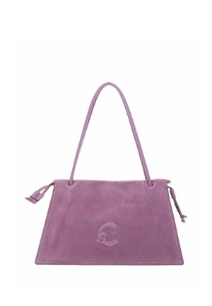 Borsa a tracolla in camoscio lavanda con tracolla lunga, forma rettangolare, dettagli laterali con coulisse e logo circolare in rilievo sul davanti.