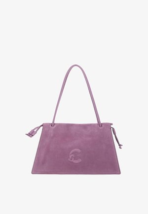 Bolso de ante lavanda con una larga correa para el hombro, forma rectangular, detalles laterales con cordón ajustable y logotipo circular en relieve en el frente.