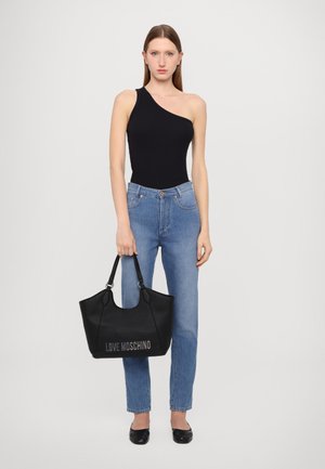 Mustbeige ühekohaline bodysuit, helesinised kõrge vöökohaga teksad, must kott "LOVE MOSCHINO" logoga, mustad lamedad kingad. Lihtne disain.