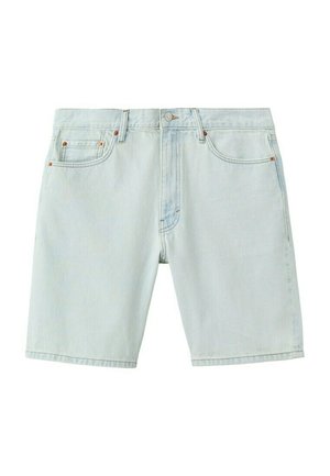 Pantaloncini in denim azzurro chiaro con bottone e cerniera frontale, passanti per cintura e tasche frontali con rivetti su sfondo bianco.