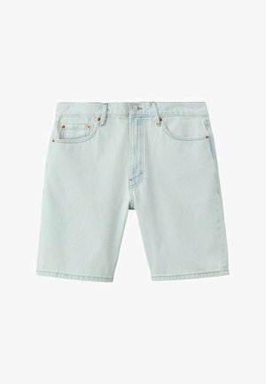 Hellblaue Jeansshorts mit vorderem Knopf und Reißverschluss, Gürtelschlaufen und Vordertaschen mit Nieten auf weißem Hintergrund.