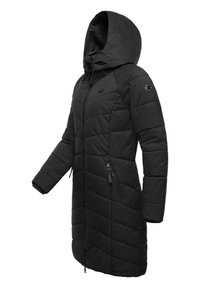 Melnā polsterētā jaka ar kapuci, ar priekšējo rāvējslēdzēju, diagonālo šuvju rakstu un rāvējslēdzēja sānu kabatām. Strukturēta auduma sastāvs nodrošina siltumu.