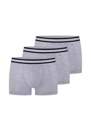 Trzy pary jasnoszarych bokserek z czarno-białymi paskowanymi elastycznymi pasami, ułożonych w rzędzie na białym tle.