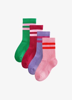 Fyra par ribbade strumpor i grön, rosa, röd och lila med kontrasterande ränder. Materialet verkar mjukt och elastiskt.