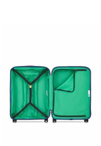 Valigia rigida con un esterno blu. Aperta, presenta un interno verde, cinghie incrociate e un compartimento con zip su un lato.