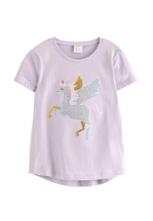 Lyse lilla kortærmet t-shirt med et glitrende palietdesign af en vinget enhjørning i pastelfarver på forsiden.