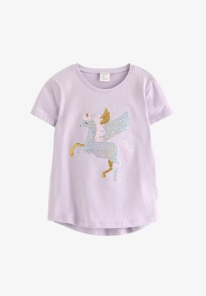 Hellviolettes kurzärmeliges T-Shirt mit einem glitzernden Pailletten-Design eines geflügelten Einhorns in Pastellfarben auf der Vorderseite.