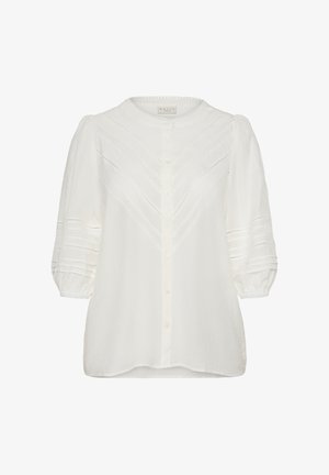 Blusa blanca abotonada con mangas tres cuartos abullonadas, con inserciones de encaje y detalles de tela texturizada en el frente y las mangas.