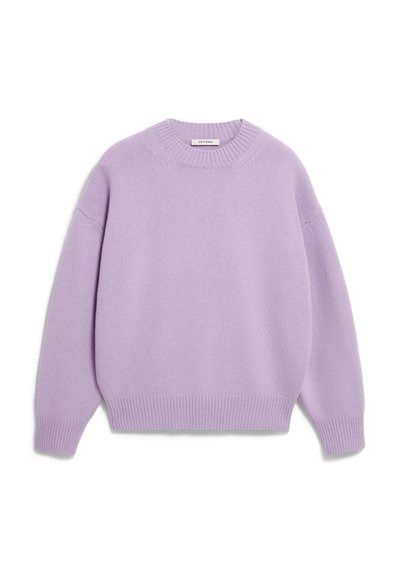 Lila gebreide trui met een ronde halslijn, verlaagde schouders en geribbelde mouwen en onderrand. Zachte textuur, oversized pasvorm, minimale details.