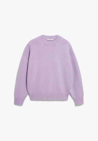 Laventeli neulotun neuleen pyöreä kaula-aukko, pudotetut olkapäät ja ribatut hihansuut sekä helma. Pehmeä materiaali, oversize-istuvuus, minimimäärä yksityiskohtia.