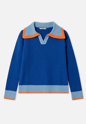 Suéter azul tejido con cuello en V, con un cuello azul claro y detalles naranjas en el cuello y los puños. Tela texturizada y mangas largas.