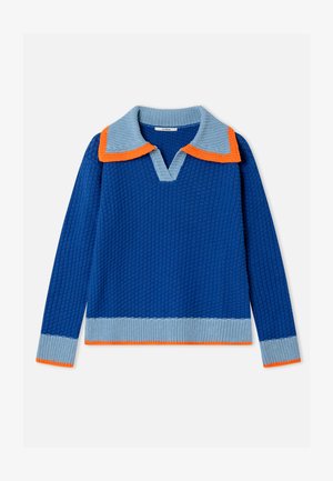 Μπλε πλεκτό πουλόβερ με V-λαιμόκοψη, διαθέτοντας ανοιχτό μπλε γιακά και πορτοκαλί λεπτομέρειες στον γιακά και τα μανίκια. Υφή υφάσματος και μακριά μανίκια.
