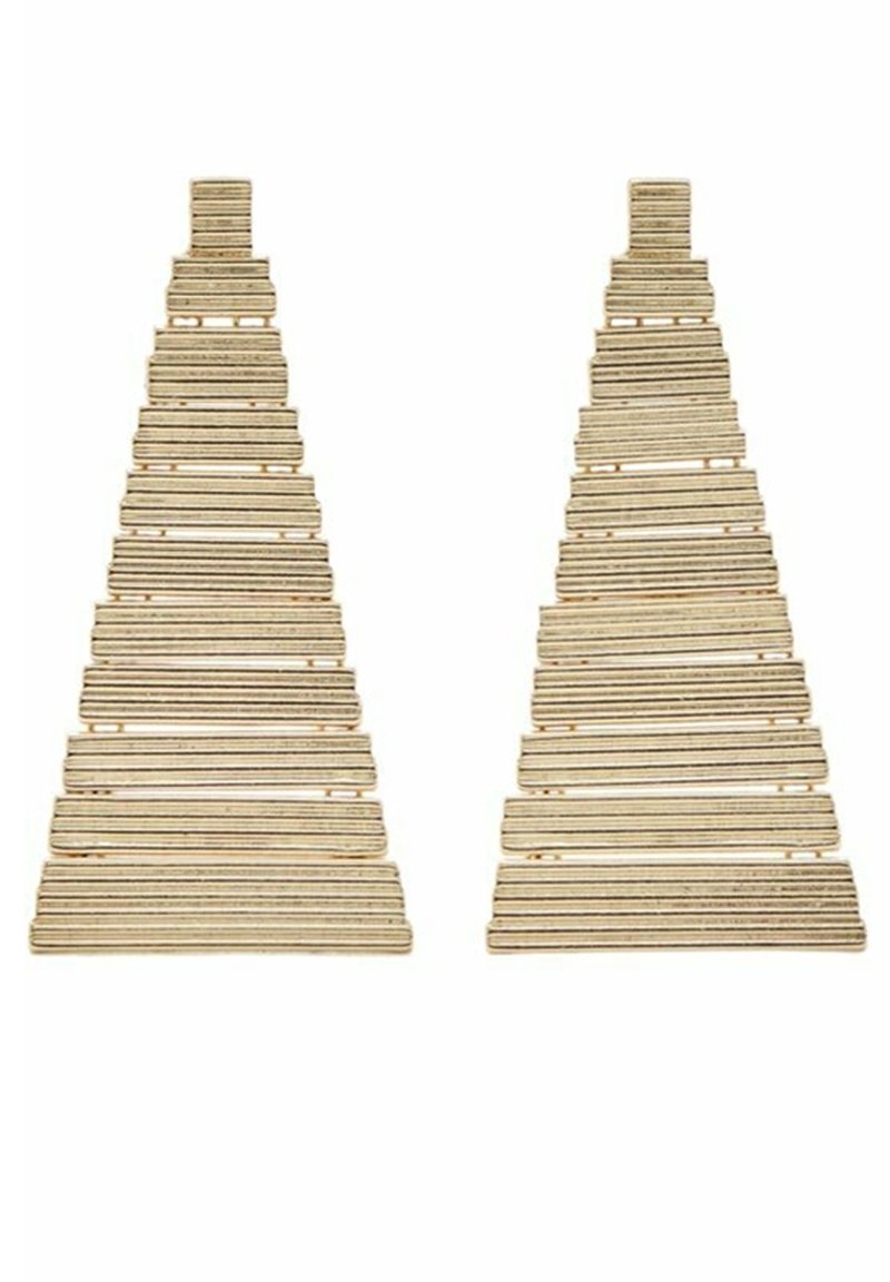 Deux grandes boucles d'oreilles triangulaires en bois composées de fines baguettes en bois empilées horizontalement sur fond blanc.