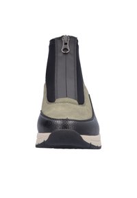 Bottines noires et vertes avec un bout en cuir texturé, tige en tissu lisse et un détail de fermeture éclair à l'arrière, dotées d'une semelle rembourrée.