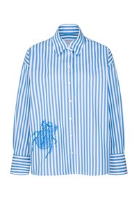 Camicia a righe blu e bianche in cotone, con un prominente motivo ricamato a forma di scarabeo sul davanti. Collo classico e chiusura con bottoni.